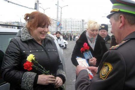 Витебская госавтоинспекция поздравила женщин с 8 марта. Фото Натальи Партолиной