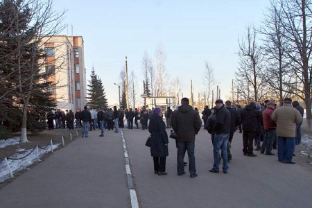 Возле ГАИ в Витебске каждое утро собираются многометровые очереди. Фото Сергея Серебро