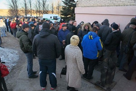 Возле ГАИ в Витебске каждое утро собираются многометровые очереди. Фото Сергея Серебро