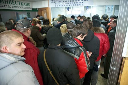 Возле ГАИ в Витебске каждое утро собираются многометровые очереди. Фото Сергея Серебро