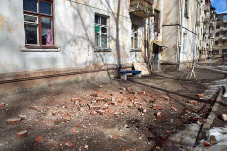 Печная труба обрушилась во двор жилого дома в Витебске. Фото Сергея Серебро