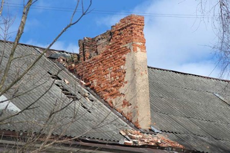 Печная труба обрушилась во двор жилого дома в Витебске. Фото Сергея Серебро