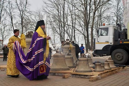 Освящение и поднятие на 40-метровую звонницу Успенского собора в Витебске колоколов. Фото Сергея Серебро