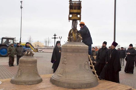 Освящение и поднятие на 40-метровую звонницу Успенского собора в Витебске колоколов. Фото Сергея Серебро