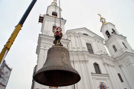 Освящение и поднятие на 40-метровую звонницу Успенского собора в Витебске колоколов. Фото Сергея Серебро