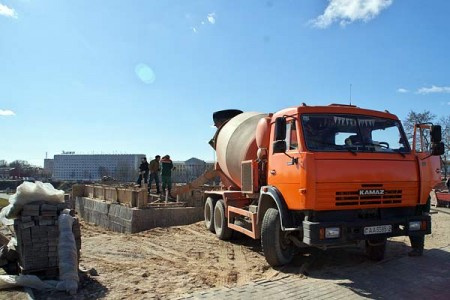 У Віцебску ўзводзяць гіганцкі пастамент для помніка Аляксандру Неўскаму. Фота Сержука Серабро