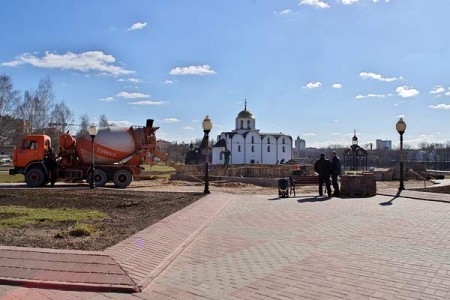 У Віцебску ўзводзяць гіганцкі пастамент для помніка Аляксандру Неўскаму. Фота Сержука Серабро