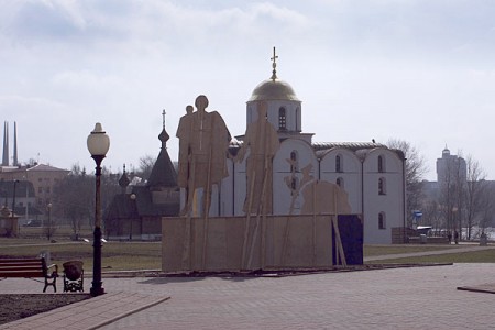 У Віцебску ўзводзяць гіганцкі пастамент для помніка Аляксандру Неўскаму. Фота Сержука Серабро