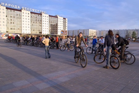 Витебские велосипедисты провели велопробег по улицам города, чтобы привлечь внимание властей к проблемам велоинфрастуктуры в Витебске. Фото Сергея Серебро