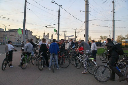 Витебские велосипедисты провели велопробег по улицам города, чтобы привлечь внимание властей к проблемам велоинфрастуктуры в Витебске. Фото Сергея Серебро