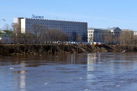 В Витебске начали устанавливать светодиодную надпись «Золотое кольцо Витебска «Двина». Фото Сергея Серебро