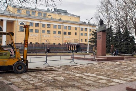 В Витебске у памятника Петру Мироновичу Машерову гранитные плиты которыми выложена площадка вокруг постамента. Фото Сергея Серебро