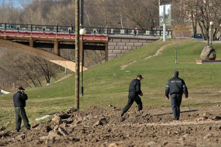 Саперы обезвреживают мину на берегу Двины в Витебске. Фото Сергея Серебро