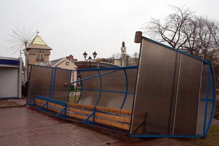 На площади Свободы в Витебске ветер опрокинул остановку. Фото Сергея Серебро