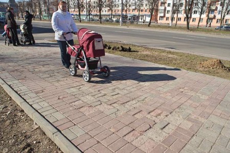 Прошлогодняя плитка разрушается в разных местах Витебска. Фото Сергея Серебро