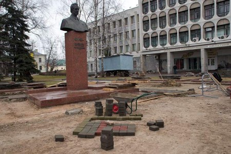 Возле памятника Машерову начали укладывать плитку. Фото Сергея Серебро