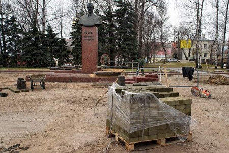 Возле памятника Машерову начали укладывать плитку. Фото Сергея Серебро