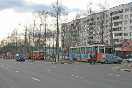 Daewoo Matiz остановил трамвайное движение в Витебске. Фото Вадима Матвеева