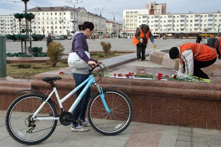 Жители Витебска сегодня вечером почтили память погибших и выразили поддержку пострадавшим в результате взрыва в минском метро. Фото Сергея Серебро