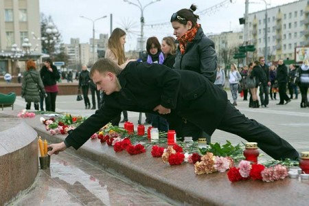 Жители Витебска сегодня вечером почтили память погибших и выразили поддержку пострадавшим в результате взрыва в минском метро. Фото Сергея Серебро