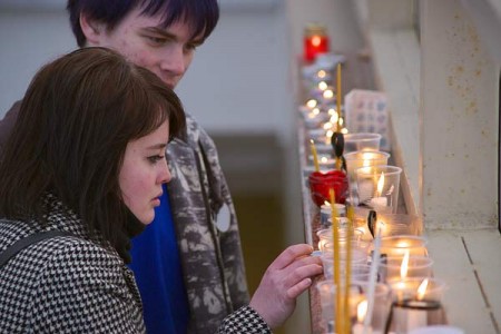 Жители Витебска сегодня вечером почтили память погибших и выразили поддержку пострадавшим в результате взрыва в минском метро. Фото Сергея Серебро