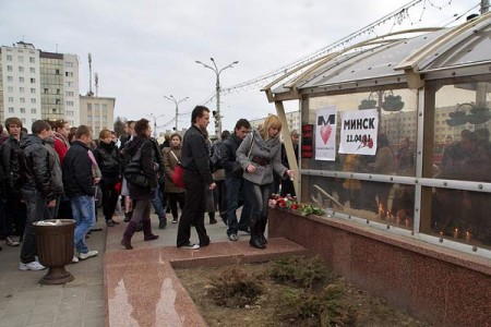 Жители Витебска сегодня вечером почтили память погибших и выразили поддержку пострадавшим в результате взрыва в минском метро. Фото Сергея Серебро