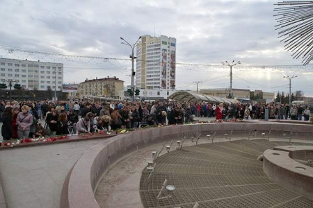 Жители Витебска сегодня вечером почтили память погибших и выразили поддержку пострадавшим в результате взрыва в минском метро. Фото Сергея Серебро