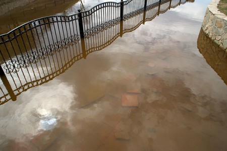 Паводок разрушил часть набережной Витьбы. Фото Сергея Серебро