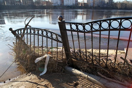 Паводок разрушил часть набережной Витьбы. Фото Сергея Серебро