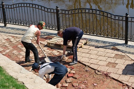Началось восстановление набережной Витьбы. Фото Сергея Серебро