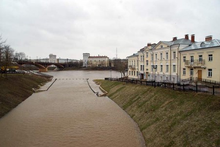 Пешеходный мост у устье Витьбы скрылся под водой. Фото Сергея Серебро