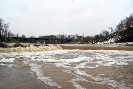 Бушующая стихия на плотине, которой перегорожена Витьба. Фото Сергея Серебро
