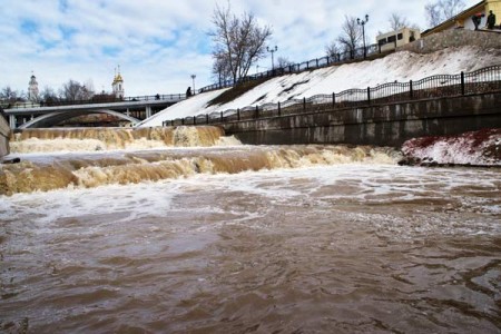 Уровень воды в Двине и Витьбе быстро растет. Фото Сергея Серебро