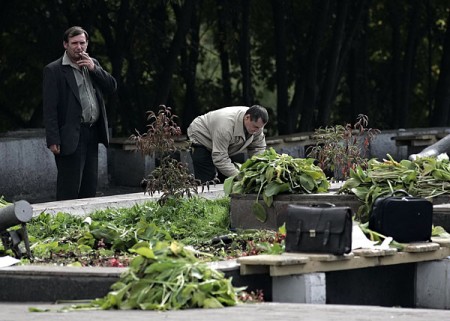 Эсперты работают на месте второго взрыва . Витебск, 2005 год. Фото photo.bymedia.net