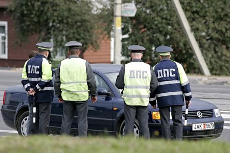 Милиция проверяет автомобили посел взрыво в Витебске. Фото photo.bymedia.net