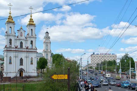 Витебские автомобилисты начинают парковать свои машины даже на мостах. Фото Сергея Серебро