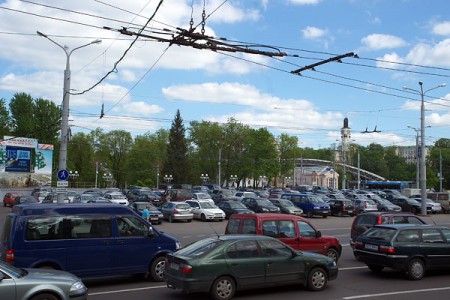 Витебские автомобилисты начинают парковать свои машины даже на мостах. Фото Сергея Серебро