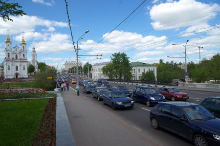 Витебские автомобилисты начинают парковать свои машины даже на мостах. Фото Сергея Серебро