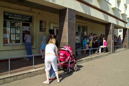 Паника у банкоматов докатилась до Витебска. Фото Сергея Серебро