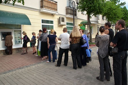 Паника у банкоматов докатилась до Витебска. Фото Сергея Серебро