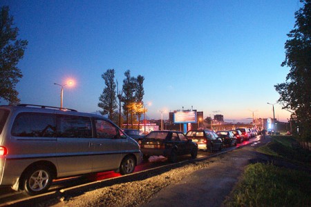 В Витебске выстроились многометровые очереди к АЗС. Фото Сергея Серебро