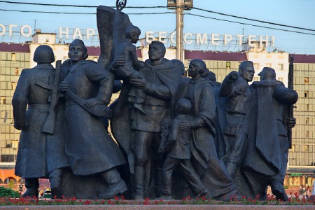 В скульптуре мемориального комплекса на площади Победы образовалась дыра. Фото Сергея Серебро