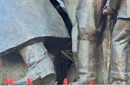 В скульптуре мемориального комплекса на площади Победы образовалась дыра. Фото Сергея Серебро
