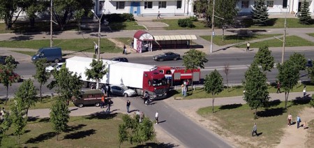 На проспекте Строителей в Витебске легковушка «подбила» фуру. Фото Сергея Голубева