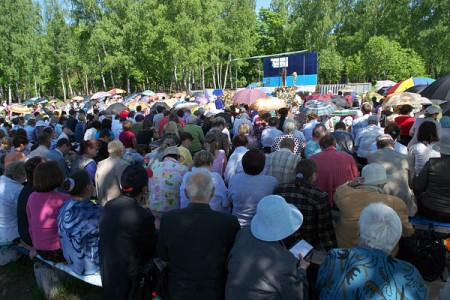 Несколько сот последователей Свидетелей Иеговы изучали Библию в Мазурино. Фото Сергея Серебро