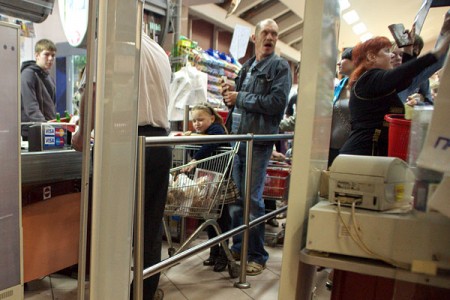 Жители Витебска ринулись в магазины за продуктами. Фото Сергея Серебро