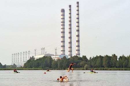 Купание на Лукомольском озере. Фото Сергея Серебро