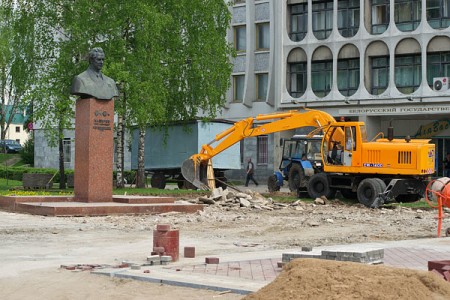 У памятника Машерову снова снимают гранит. Фото Сергея Серебро