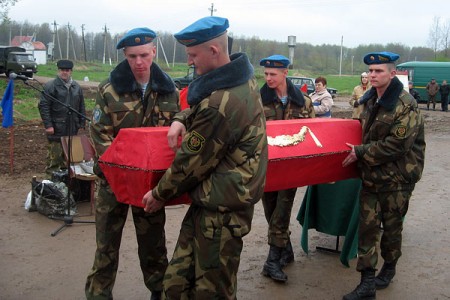 В Витебском районе накануне Дня Победы перезахоронили останки шести советских солдат. Фото Натальи Партолиной