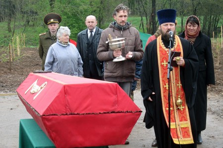 В Витебском районе накануне Дня Победы перезахоронили останки шести советских солдат. Фото Натальи Партолиной